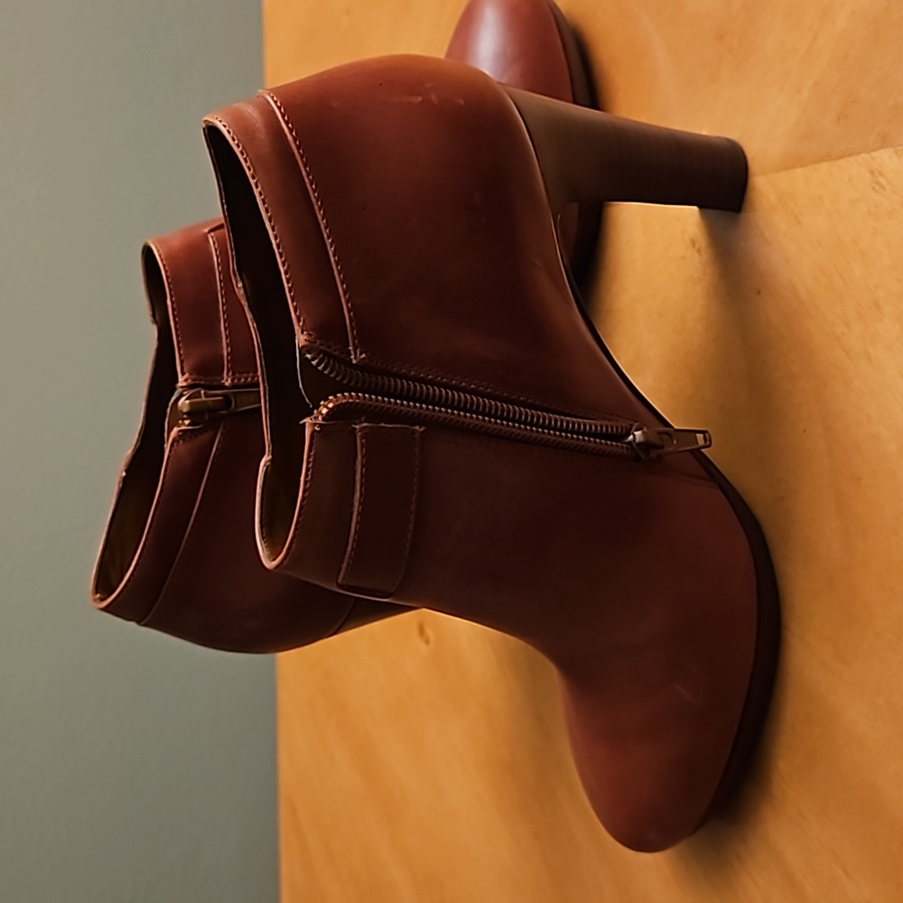 Designer Leather Booties! NWOT. Gorgeous Autumn caramel color. Size 7 1/2 - Picture 7 of 8